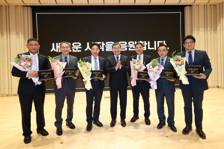 [서울=뉴시스]대우건설 2026 기술명인 6인이 명인패를 들고 기념촬영을 하고 있다. (사진=대우건설 제공) 2026. 7. 2. *재판매 및 DB 금지