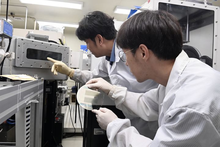ETRI·덕산네오룩스·고산테크, 단일기판 적층형 QD-OLED 집적기술 확보 - 뉴스 썸네일 이미지