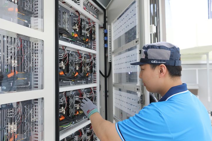 [서울=뉴시스] LS일렉트릭 관계자가 DC팩토리에 설치된 반도체변압기(SST)를 점검하는 모습. (사진=LS일렉트릭 제공) 2026.07.02. photo@newsis.com *재판매 및 DB 금지