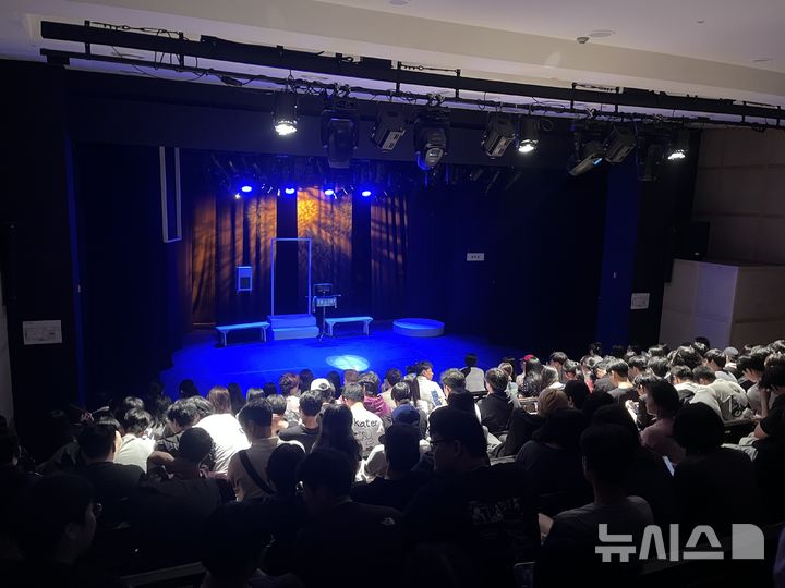 [서울=뉴시스]이현주 기자 = 서울시교육청은 오는 16일까지 중·고등학생 4200여명을 대상으로 마포구 다리소극장에서 진행되는 연극 '정거장' 무료 관람을 지원한다. 학생들이 1일 공연장에 모여 연극 시작을 기다리고 있다. lovelypsyche@newsis.com