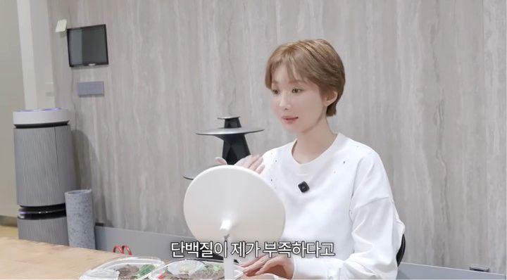 [서울=뉴시스] 배우 고준희가 식사 중 인바디 측정 결과 단백질이 부족하다는 사실을 밝히고 있다. (사진 출처 = 유튜브 채널 '고준희 GO' 캡처)