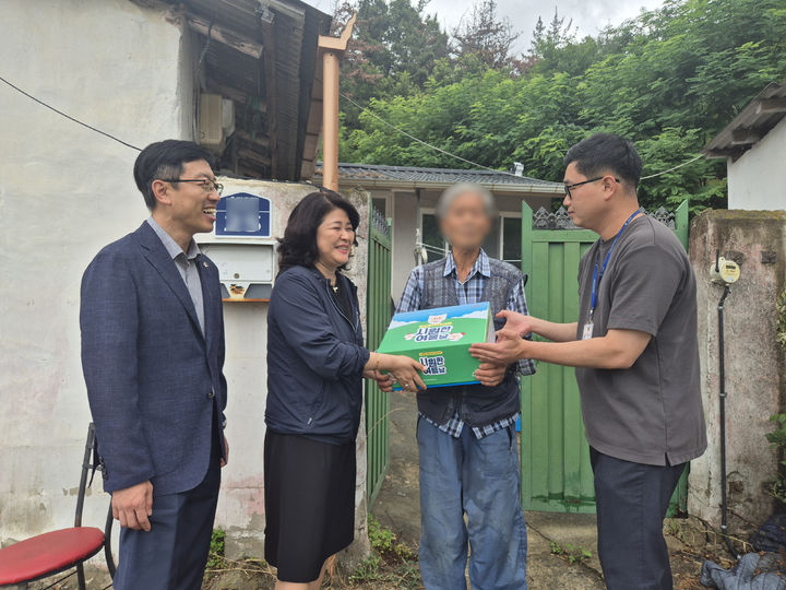[창녕=뉴시스] 노인여성아동과 직원들이 폐지를 수집 어르신 가구를 방문해 대응키트를 전달하고 있다. (사진= 창녕군 제공) 2026.07.02. photo@newsis.com *재판매 및 DB 금지