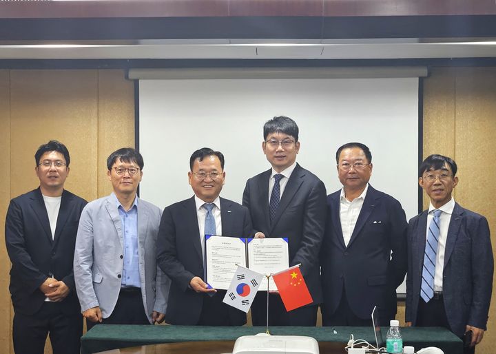 [세종=뉴시스]정승호 KTR 부원장(왼쪽 세 번째)이 중국 대련일광기업자문 고단 대표이사와 상호 협력체계 구축을 위한 업무협약을 체결했다고 2일 밝혔다.(사진= KTR 제공) *재판매 및 DB 금지