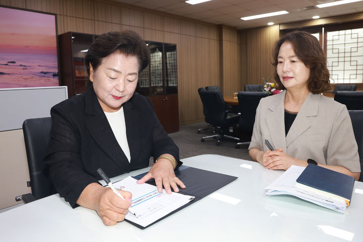 [울산=뉴시스] 천기옥 울산 동구청장이 2일 민선 9기 10대의 구정 운영 방향을 상징하는 1호 결재로 '24시간 긴급돌봄센터 운영' 사업을 결재하고 있다. (사진=동구 제공) 2026.07.02. photo@newsis.com *재판매 및 DB 금지