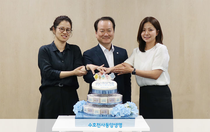 [서울=뉴시스] 동양생명 성대규 대표이사(가운데)가 지난 1일 열린 '돌잡이' 콘셉트의 타운홀 미팅에서 직원들과 함께 기념 떡을 자르고 있다. (사진=동양생명 제공) 2026.07.02. photo@newsis.com *재판매 및 DB 금지