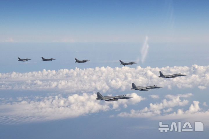 [도쿄=AP/뉴시스] 일본과 영국, 이탈리아가 차세대 전투기 공동개발 사업의 계약을 내년 말까지 연장하기로 하면서 개발에 속도가 붙을 전망이다. 1일 TV아사히 등 현지 언론에 따르면 영국 정부는 향후 4년간의 국방투자계획을 발표하고, 일본·이탈리아와 공동 개발하는 차세대 전투기에 86억 파운드(약 1조8500억엔)을 투입하기로 했다. 사진은 2022년 5월 25일 일본 항공자위대 소속 F-15 전투기 3대(앞쪽)와 미 공군 소속 F-16 전투기 4대가 동해 상공을 공동 비행하는 모습. 2026.07.02.