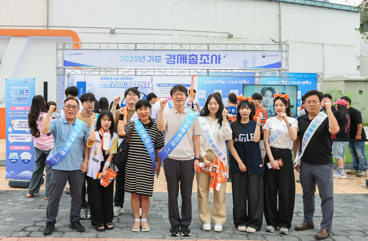 이명호 국가데어터처 차장이 1일 대전 한화생명볼파크에 설치된 '2025년 기준 경제총조사' 홍보부스 앞에서 홍보활동을 전개하고 있다.(사진 : 국가데이터처 제공) 2026.7.2. *재판매 및 DB 금지