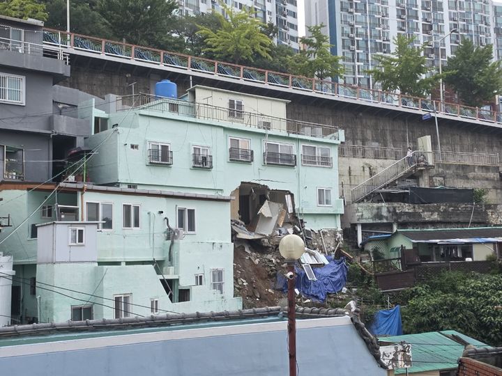 [부산=뉴시스] 2일 오전 5시21분께 부산 서구 암남동에서 "주택이 무너진 것 같다. 사람이 있는지 모르겠다"는 119신고가 접수됐다. 다행히 인명 피해는 없는 것으로 전해졌다. (사진=부산소방재난본부 제공) 2026.07.02. photo@newsis.com *재판매 및 DB 금지