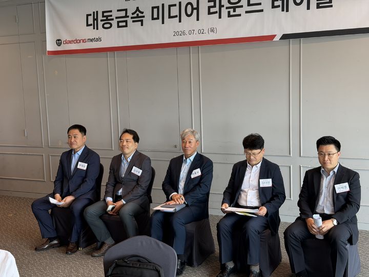 [서울=뉴시스] 김민성 기자 = 2일 오전 서울 영등포구 여의도 CCMM 빌딩에서 대동금속 기자간담회가 열렸다. (왼쪽부터) 정철원 대동금속 기획재경팀장, 김상훈 신소재사업본부장 상무, 이풍우 대표이사, 김대현 생산본부장 상무, 이채열 전략영업팀장. 2026.07.02. kms@newsis.com. *재판매 및 DB 금지