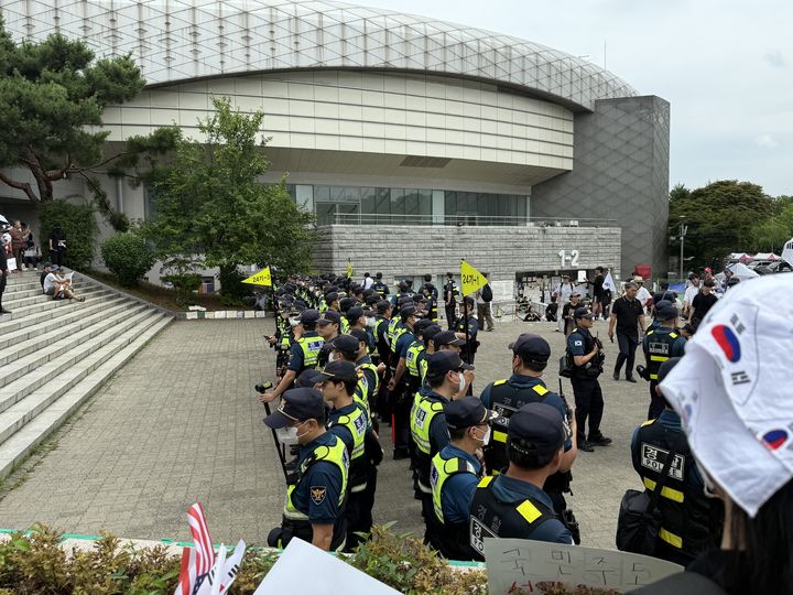 [서울=뉴시스] 경찰이 6·3 지방선거 투표용지 부족 사태를 조사하는 국회 국정조사특별위원회의 출입을 위해 게이트를 봉쇄하고 있다. 2026.07.02. photo@newsis.com *재판매 및 DB 금지