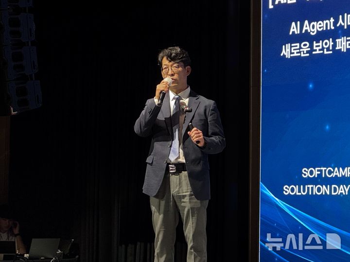 [서울=뉴시스] 윤정민 기자 = 배환국 소프트캠프 대표가 2일 오후 서울 영등포구 페어몬트 앰배서더 서울에서 열린 '소프트캠프 솔루션데이 2026'에서 기조연설을 하고 있다. 2026.07.02. alpaca@newsis.com