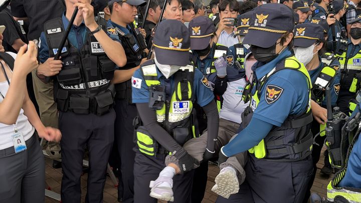 [서울=뉴시스] 경찰이 국회 국정조사특별위원회의 진입을 위해 시위 참가자를 강제 해산하고 있다. 2026.07.02 photo@newsis.co *재판매 및 DB 금지