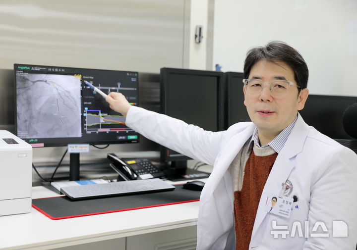 [서울=뉴시스] 인공지능(AI) 관상동맥 혈류분석 시스템 뮤에프알에 대해 설명하는 조정래 한림대학교강남성심병원 순환기내과 교수. (사진= 한림대강남성심병원 제공)