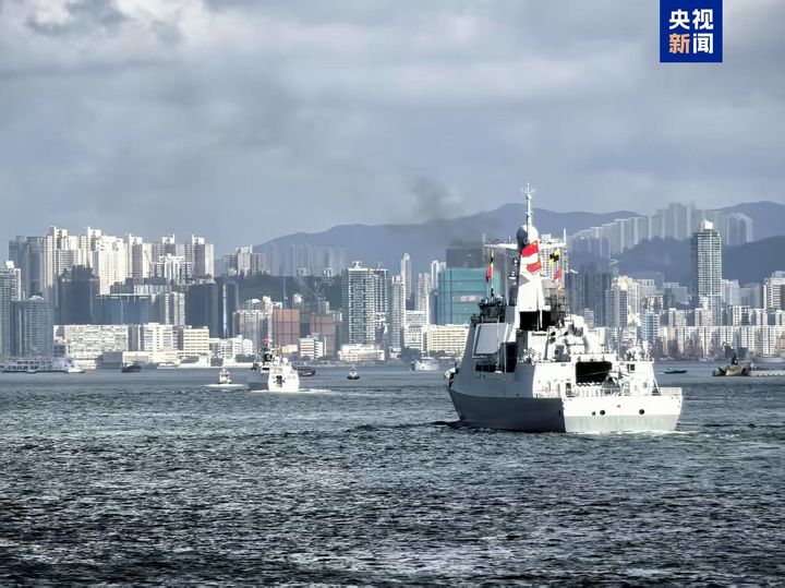 [서울=뉴시스]중국군 미사일 구축함과 호위함으로 구성된 함대가 7일 홍콩 반환 29주년 기념행사를 위해 홍콩에 입항했다. 중국 052D형 미사일 구축함 난닝함이 홍콩 빅토리아항에 입항하는 모습. <사진출처: 중국중앙 TV 캡쳐> 2026.07.02