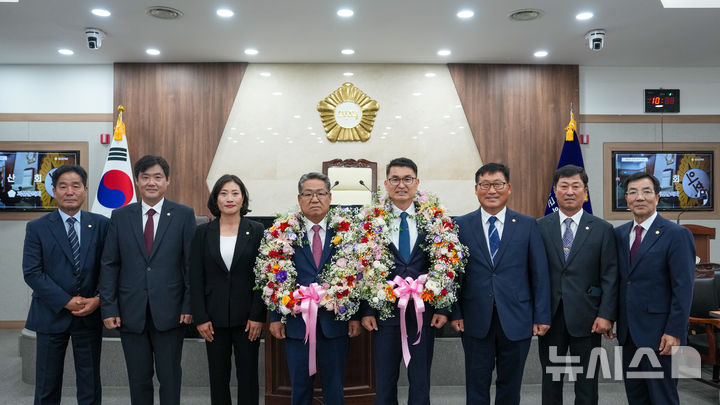 [괴산=뉴시스] 충북 괴산군의회가 2일 김주성(왼쪽 네번째)의원과 최경섭 의원을 의장과 부의장으로 각각 선출하고 사진 촬영을 하고 있다. (사진= 괴산군의회 제공) 2026.07.02. photo@newsis.com *재판매 및 DB 금지