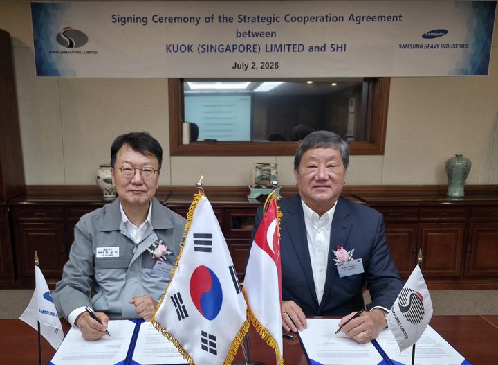[서울=뉴시스] 삼성중공업이 싱가포르 쿠옥 그룹(Kuok Singapore Limited, 이하 KSL)과 조선 해양 사업 분야를 비롯해 해상 물류, 디지털 인프라 등 미래 사업 협력을 위한 전략적 협력 합의서(SCA)를 체결했다. 사진은 최성안 삼성중공업 대표이사(부회장, 왼쪽)과 이안 쿠옥(Ean Kuok) 싱가포르 쿠옥 그룹 회장이 2일 거제조선소에서 전략적 협력 합의 체결 후 기념촬영 하는 모습. (사진=삼성중공업 제공) 2026.07.02 photo@newsis.com *재판매 및 DB 금지