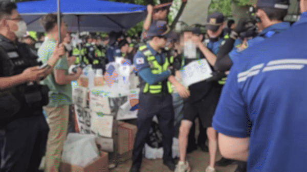 [서울=뉴시스] 경찰이 국회 국정조사특별위원회의 진입을 위해 시위 참가자를 강제 해산하고 있다. 2026.07.02 photo@newsis.co *재판매 및 DB 금지