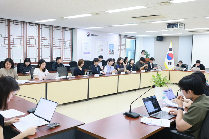 [서울=뉴시스] 성평등가족부 임종필 성형평성기획과장이 2일 오전 청년 공존공감 위원회 중간보고회 관련 브리핑을 갖고 청년위원별로 정책의제를 소개하고 있다.(사진=성평등가족부 제공) photo@newsis.com *재판매 및 DB 금지