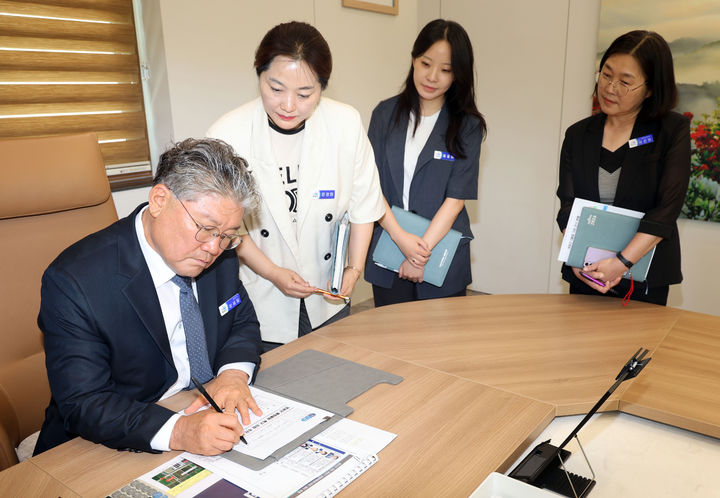 장세일 영광군수가 민선 9기 1호 결재로 '영광군 통합돌봄 특구 지정 추진 계획'에 서명하고 있다. (사진=영광군 제공) photo@newsis.com *재판매 및 DB 금지