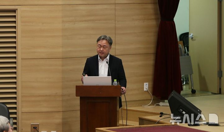 [서울=뉴시스]이문식 한국전자통신연구원(ETRI) 본부장이 2일 열린 '제1회 KARI 항공우주기술 포럼'에서 '저궤도 위성통신 체계가 가져올 사회 변화'를 주제로 발표했다. (사진=항우연 제공)