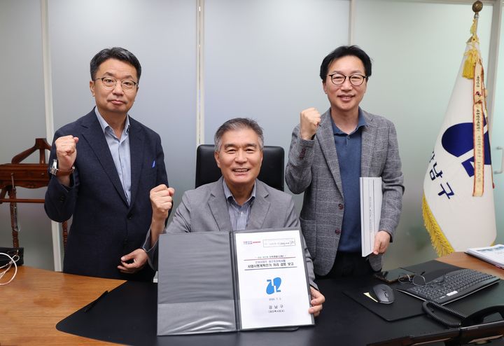 [서울=뉴시스] 은마아파트 사업시행계획인가를 결재한 김현기 강남구청장(가운데). (사진=강남구 제공) 2026.07.02. photo@newsis.com *재판매 및 DB 금지