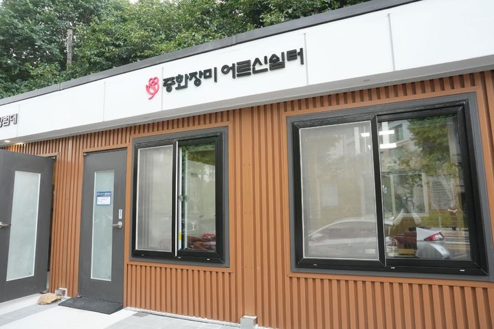 [서울=뉴시스] 중랑구, 어르신 핫플 ‘중화장미 어르신쉼터’ 개소. (사진=중랑구 제공) 2026.07.02. photo@newsis.com *재판매 및 DB 금지