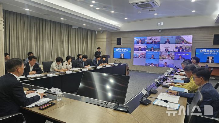 [전주=뉴시스] 2일 개최된 전북도-시군 부단체장 회의 모습. *재판매 및 DB 금지