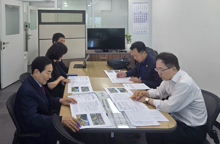 [창녕=뉴시스] 성낙인 군수가 기획예산처 재정성과국장을 만나 사업의 필요성에 대해 설명하고 있다. (사진= 창녕군 제공) 2026.07.02. photo@newsis.com *재판매 및 DB 금지