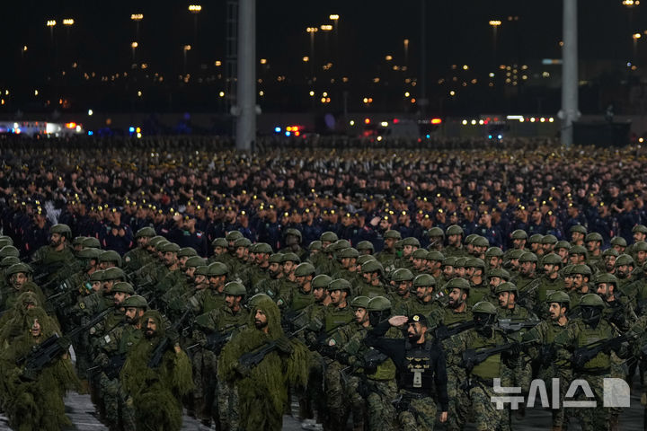 [메카=AP/뉴시스] 미국과 사우디아라비아의 전통적 동맹 관계가 이란전쟁을 계기로 흔들렸다는 분석이 나왔다. 월스트리트저널(WSJ)은 1일(현지시간) 미국이 사우디아라비아 주둔 병력을 축소하고, 전쟁 기간 협조적이었던 이스라엘·요르단 쪽으로 군사력을 재배치하는 방안을 검토 중이라고 보도했다. 사진은 지난 5월21일(현지 시간) 사우디아라비아 메카에서 사우디 특수부대원들이 연례 성지순례인 하지 준비를 위한 군사 퍼레이드 도중 시범을 보이는 모습. 2026.07.02.