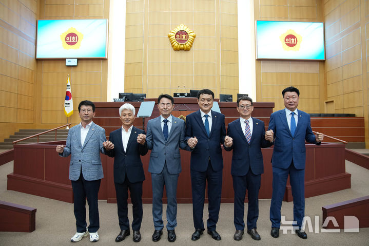[전주=뉴시스] 왼쪽부터 농업복지환경위원장 권요안, 기획행정위원장 염영선, 교육위원장 전용태, 도의장 김희수, 문화안전소방위원장 김성수, 경제산업건설위원장 김동구 순. *재판매 및 DB 금지