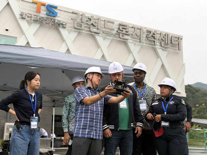 [서울=뉴시스] 한국교통안전공단은 '2026 드론 역량개발 아카데미(Drone Capacity Development Academy)'를 6월29일부터 7월3일까지 운영한다고 밝혔다. 사진은 실습강의 장면. 2026.07.02. (사진=한국교통안전공단 제공) photo@newsis.com *재판매 및 DB 금지
