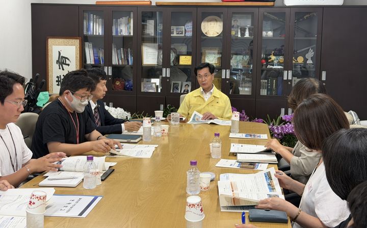 [밀양=뉴시스] 밀양 수퍼 페스티벌 추진계획 보고회 관계자들이 프로그램 운영계획과 안전관리 등 계획을 논의하고 있다. (사진=밀양시 제공) 2026.07.02. photo@newsis.com *재판매 및 DB 금지