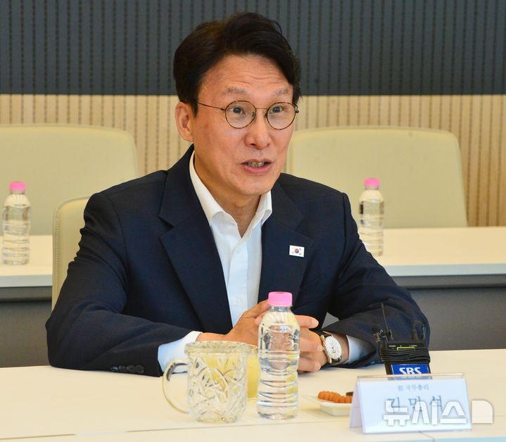 [청주=뉴시스] 서주영 기자 = 김민석 전 국무총리가 2일 오후 충북 SK하이닉스 청주4캠퍼스 수펙스센터를 방문해 모두발언하고 있다. (공동취재) 2026.07.02. juyeong@newsis.com