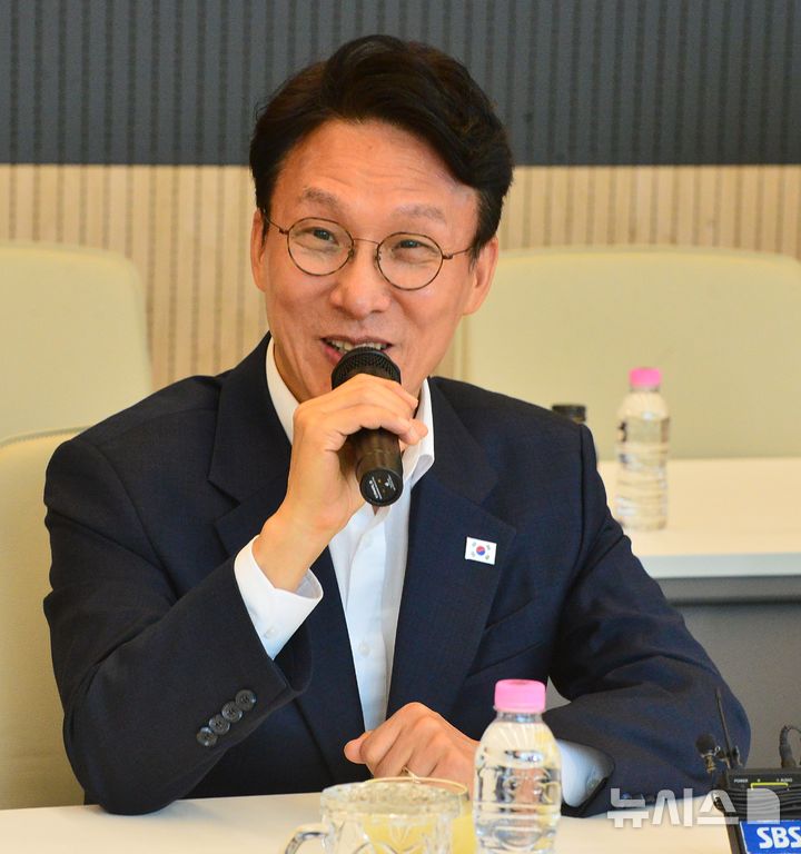 [청주=뉴시스] 서주영 기자 = 김민석 전 국무총리가 2일 오후 충북 SK하이닉스 청주4캠퍼스 수펙스센터를 방문해 모두발언하고 있다. (공동취재) 2026.07.02. juyeong@newsis.com