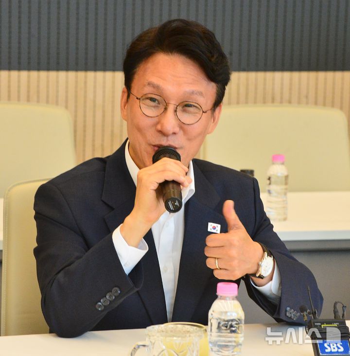 [청주=뉴시스] 서주영 기자 = 김민석 전 국무총리가 2일 오후 충북 SK하이닉스 청주4캠퍼스 수펙스센터를 방문해 모두발언하고 있다. (공동취재) 2026.07.02. juyeong@newsis.com