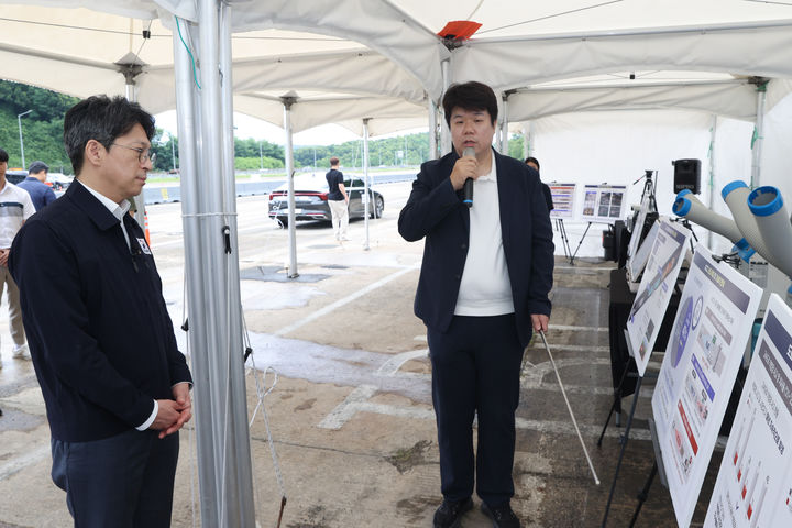 [서울=뉴시스]홍지선 국토교통부 제2차관이 2일 오후 천안논산고속도로 안전체험장을 방문해 도로 작업자 안전 확보를 위한 스마트 크루즈 컨트롤(ACC) 차량 감속 유도 기술을 점검했다. (사진=국토부 제공) 2026. 7. 2. *재판매 및 DB 금지