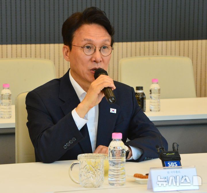 [청주=뉴시스] 서주영 기자 = 김민석 전 국무총리가 지난 2일 오후 충북 SK하이닉스 청주4캠퍼스 수펙스센터를 방문해 모두발언하고 있다. (공동취재) 2026.07.02. juyeong@newsis.com