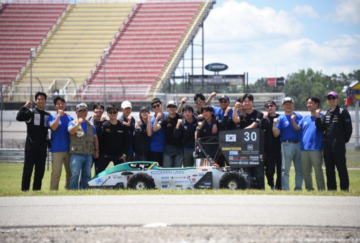 [서울=뉴시스] 국민대 자작자동차 동아리 KOOKMIN RACING(KORA) 구성원들이 단체 사진을 촬영하고 있다. (사진=국민대 제공) 2026.07.02. photo@newsis.com *재판매 및 DB 금지