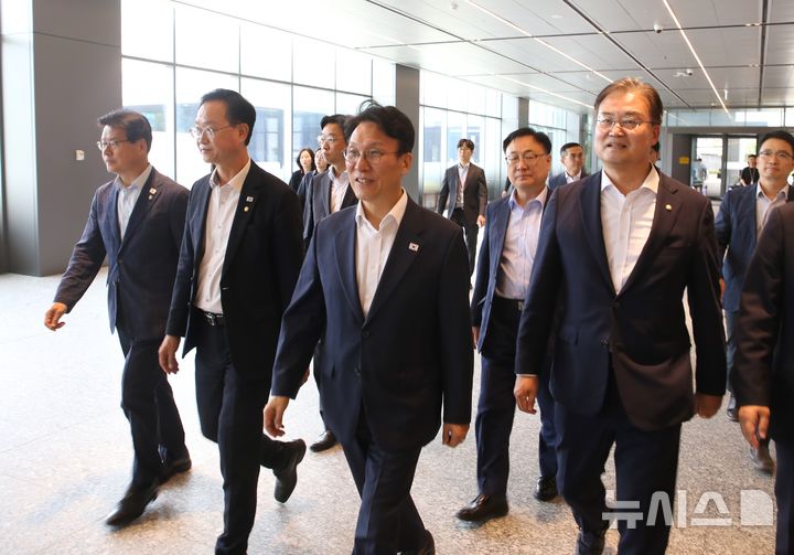 [청주=뉴시스] 서주영 기자 = 김민석 전 국무총리가 2일 오후 충북 SK하이닉스 청주4캠퍼스 수펙스센터로 들어오고 있다. (공동취재) 2026.07.02. juyeong@newsis.com 