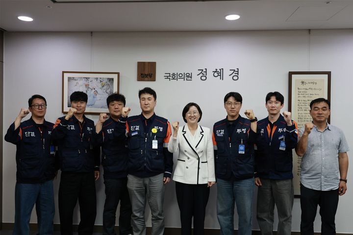 [서울=뉴시스] 진보당 정혜경 국회의원(왼쪽에서 다섯 번째), 이은선 고려아연 노동조합 위원장(왼쪽에서 네 번째) 등이 1일 국회 정혜경 의원실에서 기념 촬영하는 모습. (사진=고려아연 노동조합) 2026.07.02 photo@newsis.com *재판매 및 DB 금지 *재판매 및 DB 금지