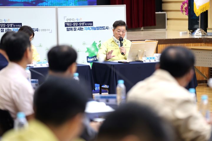 [광명=뉴시스] 박승원 경기 광명시장이 2일 시청 대회의실에서 열린 '2026년 여름철 자연재난 대비 건설공사장 대책회의에서 재난예방 대응에 만전을 기해줄 것을 당부하고 있다. (사진=광명시 제공) 2026.07.02. photo@newsis.com *재판매 및 DB 금지