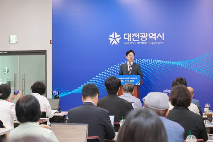 [대전=뉴시스]허태정 대전시장이 2일 취임 후 첫 기자회견을 갖고 있다. 2026. 07. 02 photo@newsis.com *재판매 및 DB 금지