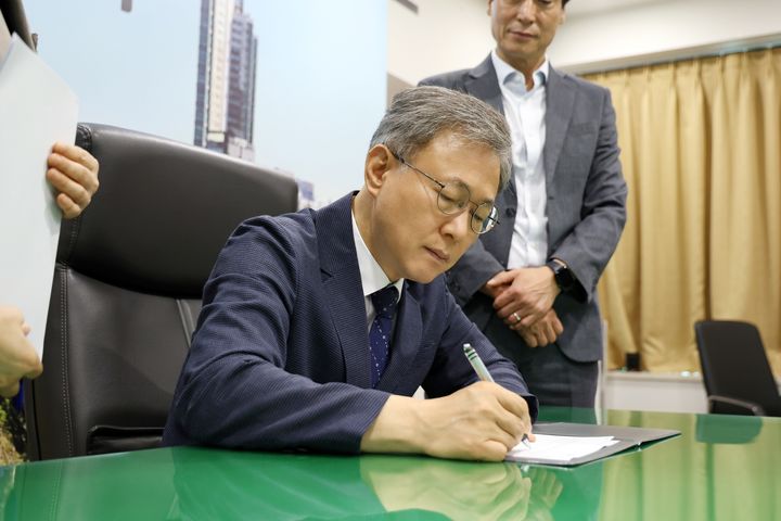 [서울=뉴시스]장인홍 구로구청장이 민선 9기 첫 공식 결재로 '2026년 구로사랑상품권 확대 발행계획'에 서명하고 있다. (사진=구로구 제공) 2026.07.02. photo@newsis.com *재판매 및 DB 금지