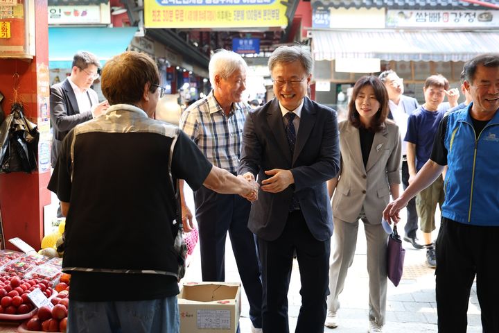 [서울=뉴시스]장인홍 구로구청장이 1일 전통시장을 찾아 상인들과 인사를 나누며 현장 의견을 청취하고 있다. (사진=구로구 제공) 2026.07.02. photo@newsis.com *재판매 및 DB 금지