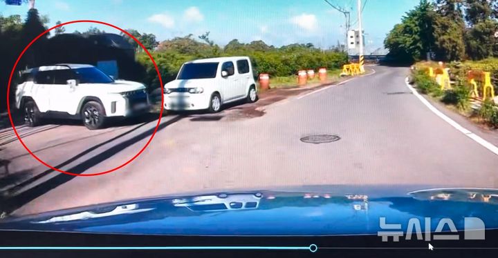 [제주=뉴시스] 지난 5월13일 오전 제주시 봉개동 소재 길거리에서 정체를 알 수 없는 국가기관 소속 공무원 2명이 차량에서 탑승한 채 50대 민간인을 미행하고 있다. (사진=독자 제공) 2026.07.02. photo@newsis.com