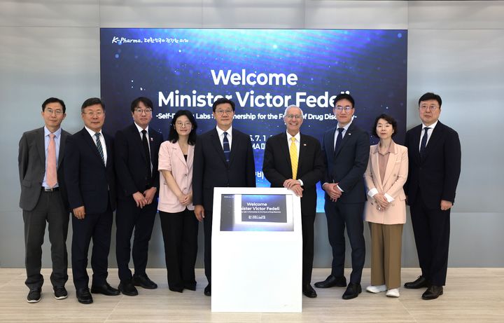 [서울=뉴시스] 협회와 캐나다 온타리오주 관계자가 단체사진 촬영을 하고 있다. (사진=한국제약바이오협회 제공) 2026.07.02. photo@newsis.com *재판매 및 DB 금지
