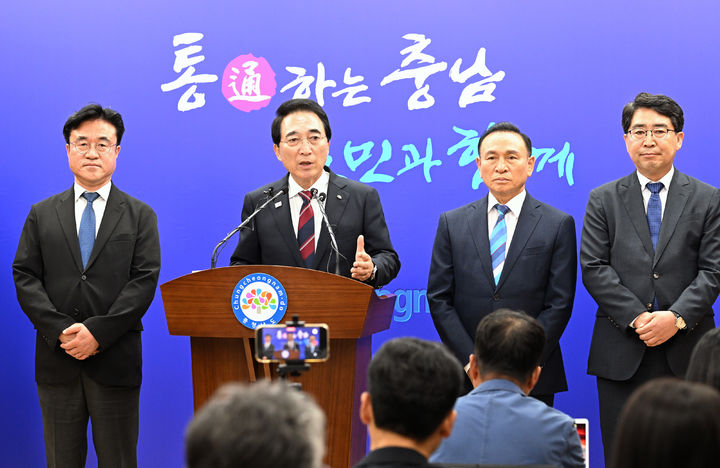 [홍성=뉴시스] 박수현 충남지사가 2일 도청 프레스센터에서 기자회견을 갖고, 정무부지사와 정책·정무수석에 대한 인선 결과를 발표하고 있다. (왼쪽부터 최재용 정책수석, 박 지사, 구본영 정무부지사, 맹정호 정무수석) *재판매 및 DB 금지