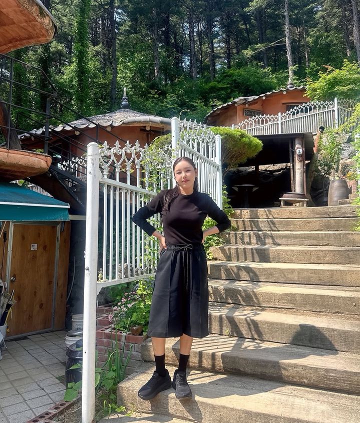 [서울=뉴시스]송가인이 올블랙 패션을 선보이고 있다.(사진출처: 송가인 인스타그램)2026.07.02