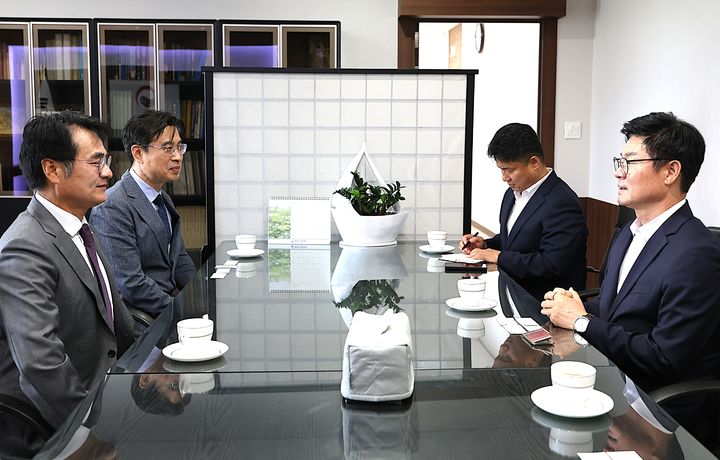 [원주=뉴시스] 구자열 원주시장(오른쪽)이 시민이 체감하는 변화를 만들기 위해 2일 혁신도시 국립과학수사연구원을 방문해 기관 현안을 청취하고 지역 발전을 위한 협력 방안을 논의하고 있다. (사진=원주시 제공) 2026.07.02. photo@newsis.com *재판매 및 DB 금지