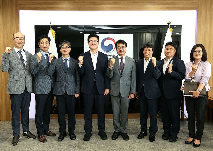 [원주=뉴시스] 구자열 원주시장(오른쪽)이 시민이 체감하는 변화를 만들기 위해 2일 혁신도시 국립과학수사연구원을 방문해 기관 현안을 청취하고 지역 발전을 위한 협력 방안 논의 후 기념사진을 촬영하고 있다. (사진=원주시 제공) 2026.07.02. photo@newsis.com *재판매 및 DB 금지